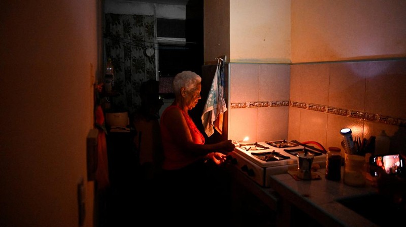 Orang-orang berkumpul di jalan saat terjadi pemadaman listrik ketika jaringan listrik nasional Kuba runtuh, menurut operator jaringan listrik negara itu, menyebabkan sekitar 10 juta orang tanpa aliran listrik di tengah blokade minyak yang diberlakukan AS, di Havana, Kuba, 16 Maret 2026. (REUTERS/Norlys Perez)