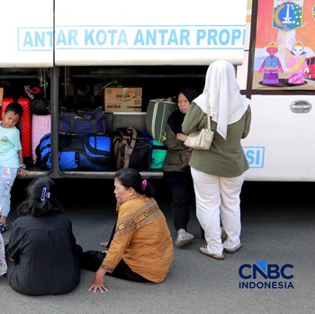 Momen Ramai-Ramai Warga Mudik Bareng Pemprov DKI, Naik Bus dari Monas