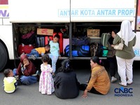 Momen Ramai-Ramai Warga Mudik Bareng Pemprov DKI, Naik Bus dari Monas
