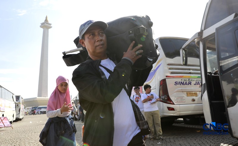 Keberangkatan peserta program Mudik Gratis Lebaran 2026 di kawasan Monas, Jakarta Pusat, Selasa (17/3/2026). (CNBC Indonesia/Muhammad Sabki)