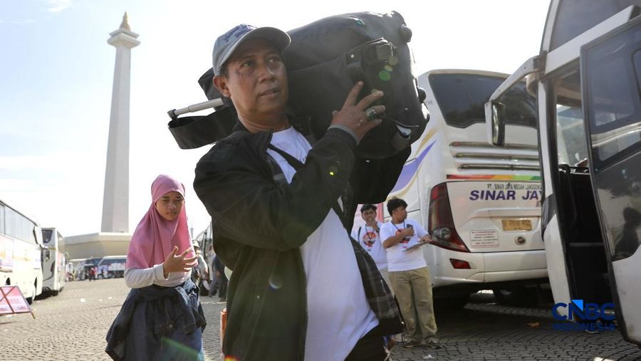 Keberangkatan peserta program Mudik Gratis Lebaran 2026 di kawasan Monas, Jakarta Pusat, Selasa (17/3/2026). (CNBC Indonesia/Muhammad Sabki)