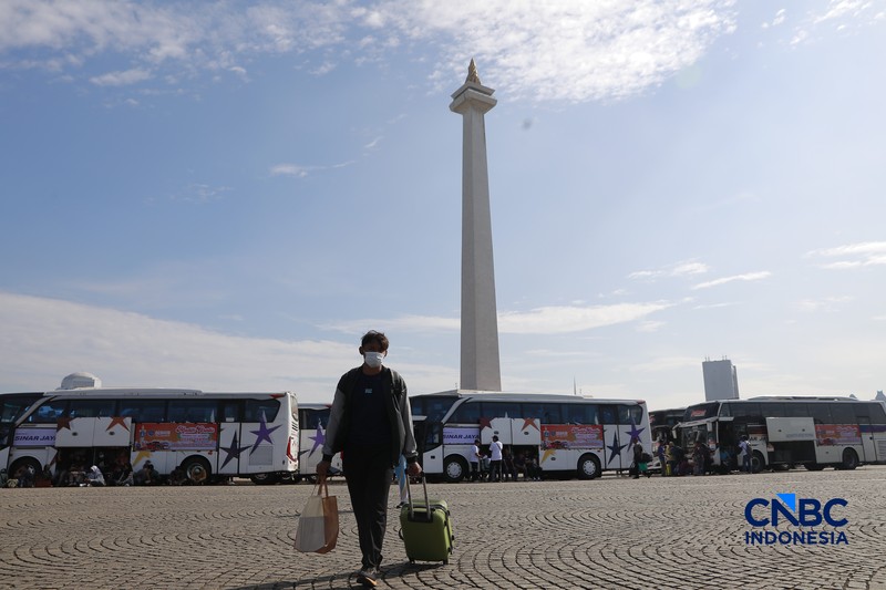 Keberangkatan peserta program Mudik Gratis Lebaran 2026 di kawasan Monas, Jakarta Pusat, Selasa (17/3/2026). (CNBC Indonesia/Muhammad Sabki)