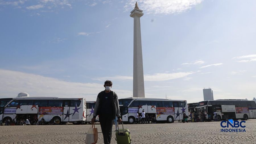 Keberangkatan peserta program Mudik Gratis Lebaran 2026 di kawasan Monas, Jakarta Pusat, Selasa (17/3/2026). (CNBC Indonesia/Muhammad Sabki)