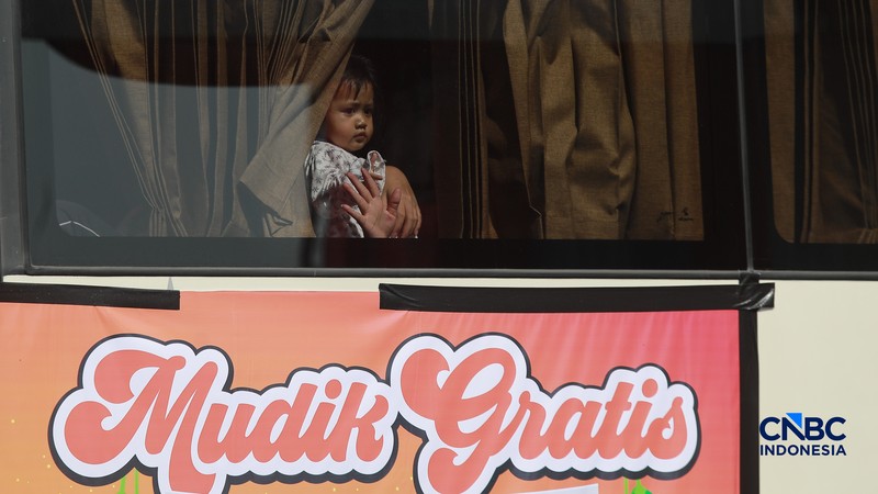 Keberangkatan peserta program Mudik Gratis Lebaran 2026 di kawasan Monas, Jakarta Pusat, Selasa (17/3/2026). (CNBC Indonesia/Muhammad Sabki)