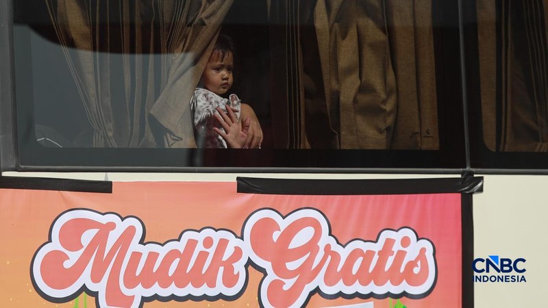 Keberangkatan peserta program Mudik Gratis Lebaran 2026 di kawasan Monas, Jakarta Pusat, Selasa (17/3/2026). (CNBC Indonesia/Muhammad Sabki)