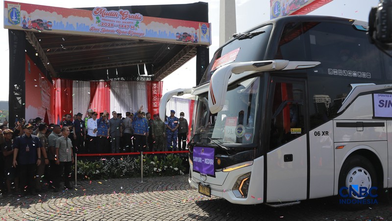 Keberangkatan peserta program Mudik Gratis Lebaran 2026 di kawasan Monas, Jakarta Pusat, Selasa (17/3/2026). (CNBC Indonesia/Muhammad Sabki)