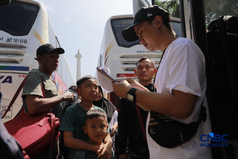 Keberangkatan peserta program Mudik Gratis Lebaran 2026 di kawasan Monas, Jakarta Pusat, Selasa (17/3/2026). (CNBC Indonesia/Muhammad Sabki)