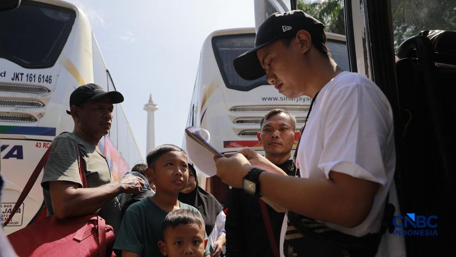 Keberangkatan peserta program Mudik Gratis Lebaran 2026 di kawasan Monas, Jakarta Pusat, Selasa (17/3/2026). (CNBC Indonesia/Muhammad Sabki)