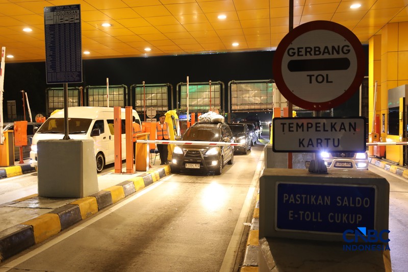 Kendaraan melintas di Gerbang Tol Cikampek Utama 1 di Kabupaten Karawang, Jawa Barat, Senin  (16/3/2026) malam. (CNBC Indonesia/Tri Susilo)