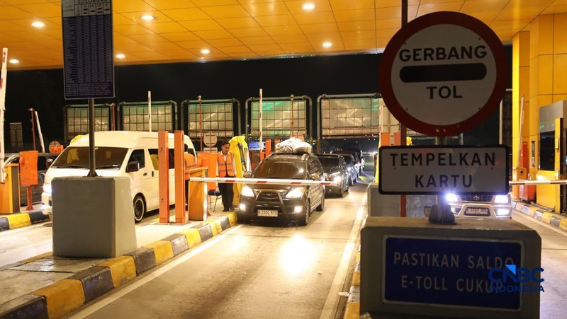 Kendaraan melintas di Gerbang Tol Cikampek Utama 1 di Kabupaten Karawang, Jawa Barat, Senin  (16/3/2026) malam. (CNBC Indonesia/Tri Susilo)