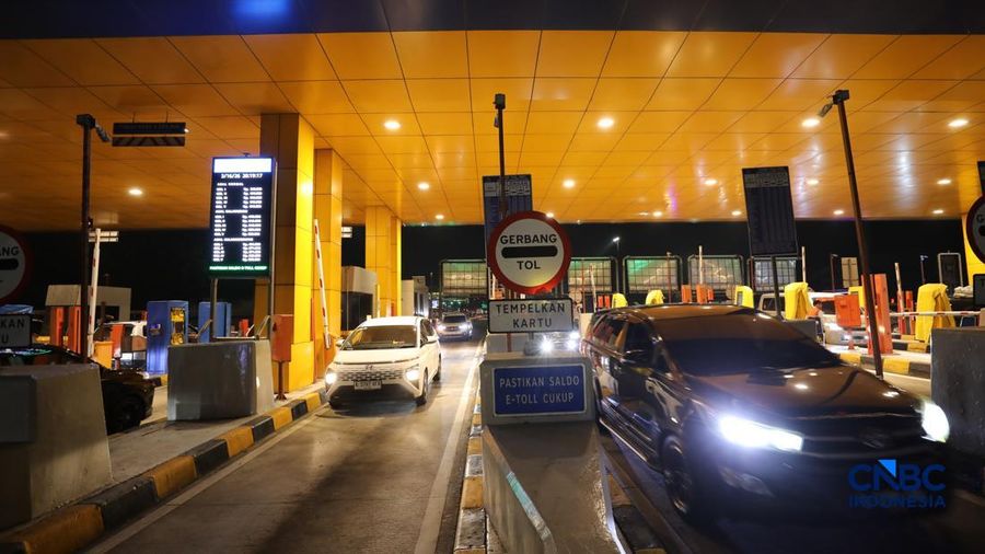 Kendaraan melintas di Gerbang Tol Cikampek Utama 1 di Kabupaten Karawang, Jawa Barat, Senin  (16/3/2026) malam. (CNBC Indonesia/Tri Susilo)