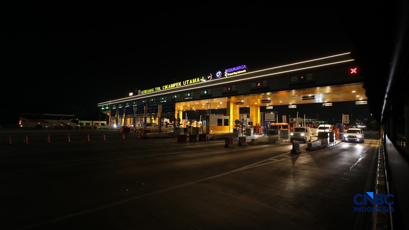 Kendaraan melintas di Gerbang Tol Cikampek Utama 1 di Kabupaten Karawang, Jawa Barat, Senin  (16/3/2026) malam. (CNBC Indonesia/Tri Susilo)