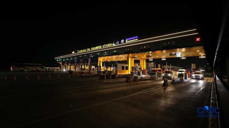Kendaraan melintas di Gerbang Tol Cikampek Utama 1 di Kabupaten Karawang, Jawa Barat, Senin  (16/3/2026) malam. (CNBC Indonesia/Tri Susilo)