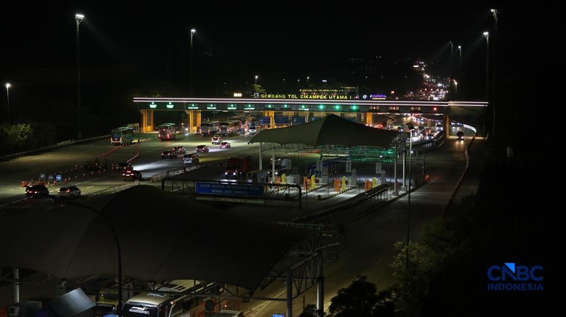 Kendaraan melintas di Gerbang Tol Cikampek Utama 1 di Kabupaten Karawang, Jawa Barat, Senin  (16/3/2026) malam. (CNBC Indonesia/Tri Susilo)