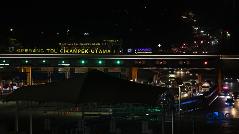 Kendaraan melintas di Gerbang Tol Cikampek Utama 1 di Kabupaten Karawang, Jawa Barat, Senin  (16/3/2026) malam. (CNBC Indonesia/Tri Susilo)