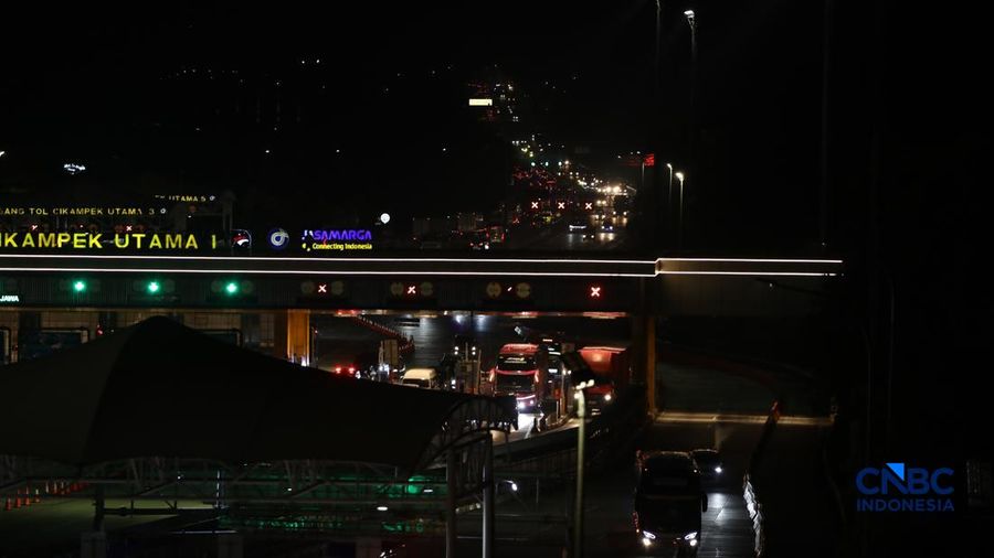 Kendaraan melintas di Gerbang Tol Cikampek Utama 1 di Kabupaten Karawang, Jawa Barat, Senin  (16/3/2026) malam. (CNBC Indonesia/Tri Susilo)