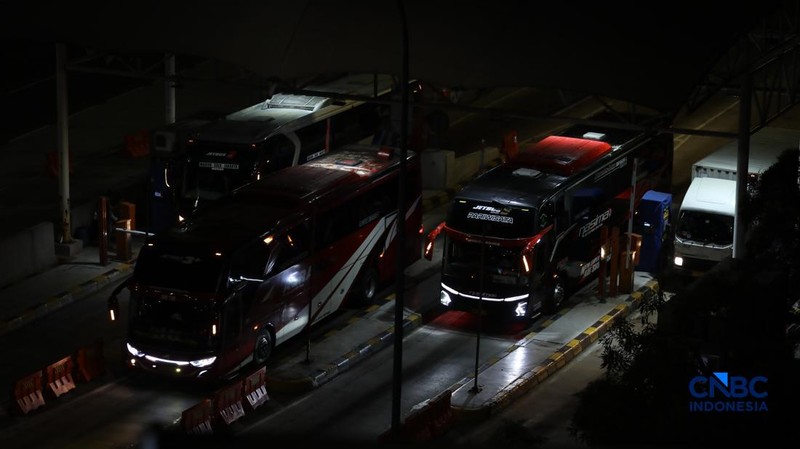 Kendaraan melintas di Gerbang Tol Cikampek Utama 1 di Kabupaten Karawang, Jawa Barat, Senin  (16/3/2026) malam. (CNBC Indonesia/Tri Susilo)