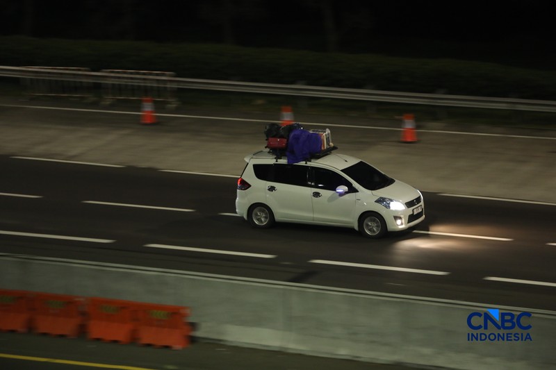 Kendaraan melintas di Gerbang Tol Cikampek Utama 1 di Kabupaten Karawang, Jawa Barat, Senin  (16/3/2026) malam. (CNBC Indonesia/Tri Susilo)