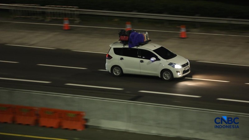 Kendaraan melintas di Gerbang Tol Cikampek Utama 1 di Kabupaten Karawang, Jawa Barat, Senin  (16/3/2026) malam. (CNBC Indonesia/Tri Susilo)