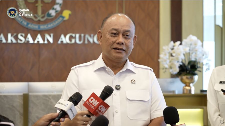 Kepala BGN, Dadan Hindayana saat menyampaikan pemaparan Konferensi Pers terkait bersama Kejaksaan Agung berkomitmen penuh untuk menjaga transparansi dan akuntabilitas Program Makan Bergizi Gratis (MBG) di seluruh penjuru Indonesia di Kejaksaan Agung, Jakarta, Selasa (17/3/2026). (Tangkapan Layar Youtube/ Badan Gizi Nasional Republik Indonesia)