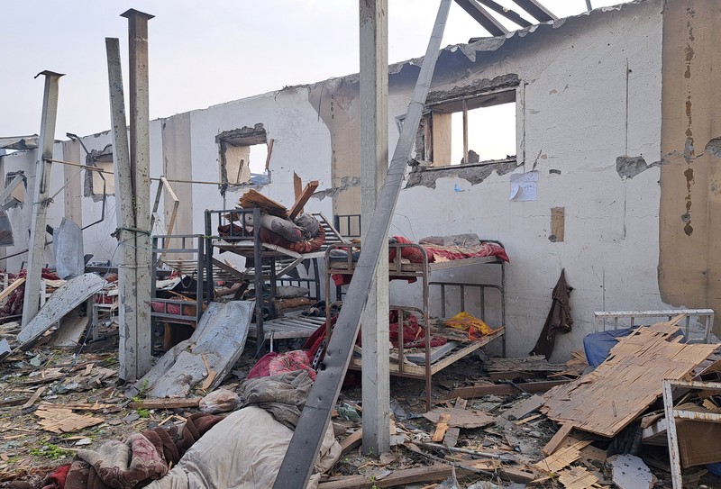 Kondisi rumah sakit rehabilitasi pengguna narkoba yang hancur akibat serangan udara Pakistan di Kabul, Afghanistan, Selasa (17/3/2026). (REUTERS/Sayed Hassib)