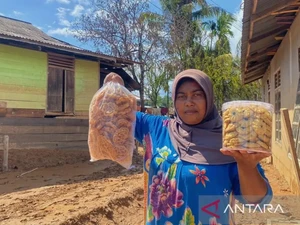 Semangat Ibu Korban Banjir Tapteng demi Anak Pakai Baju Baru Saat Lebaran