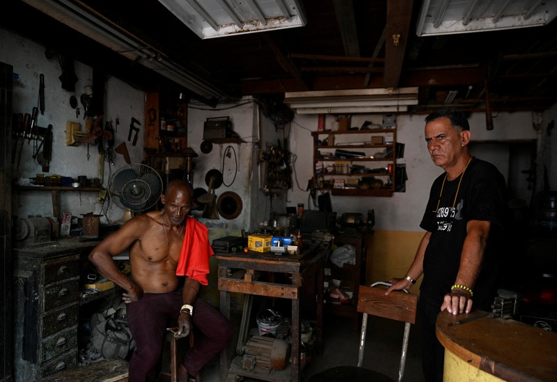 Orang-orang berkumpul di jalan saat terjadi pemadaman listrik ketika jaringan listrik nasional Kuba runtuh, menurut operator jaringan listrik negara itu, menyebabkan sekitar 10 juta orang tanpa aliran listrik di tengah blokade minyak yang diberlakukan AS, di Havana, Kuba, 16 Maret 2026. (REUTERS/Norlys Perez)