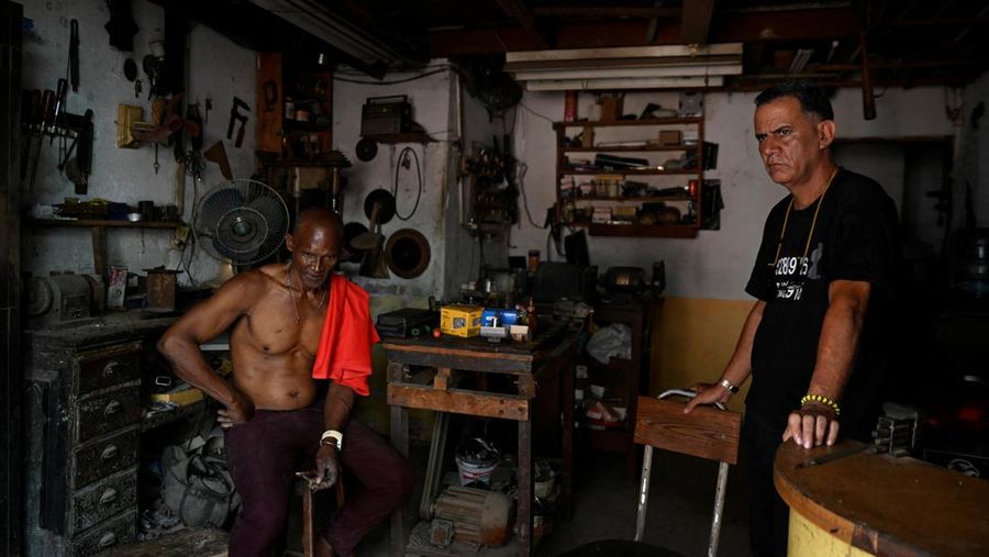 Orang-orang berkumpul di jalan saat terjadi pemadaman listrik ketika jaringan listrik nasional Kuba runtuh, menurut operator jaringan listrik negara itu, menyebabkan sekitar 10 juta orang tanpa aliran listrik di tengah blokade minyak yang diberlakukan AS, di Havana, Kuba, 16 Maret 2026. (REUTERS/Norlys Perez)