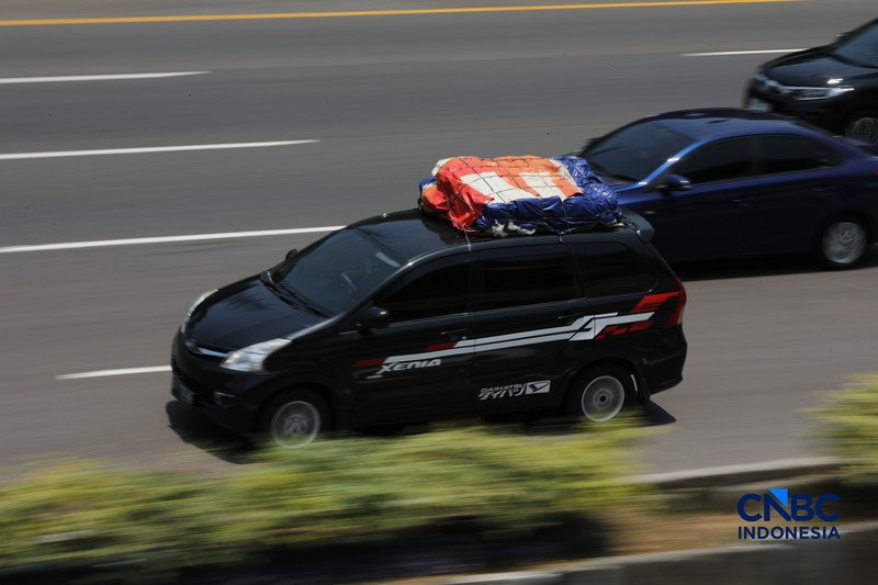 Memasuki H-5 Lebaran, arus mudik di Tol Jakarta-Cikampek (Japek) km 48, mulai menunjukkan peningkatan volume kendaraan yang signifikan, Selasa (17/3/2026) siang. (CNBC Indonesia/Tri Susilo)