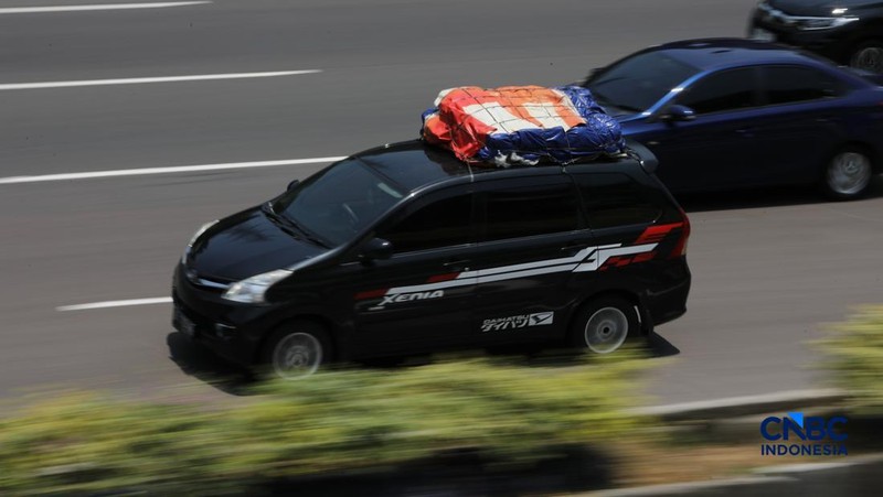 Memasuki H-5 Lebaran, arus mudik di Tol Jakarta-Cikampek (Japek) km 48, mulai menunjukkan peningkatan volume kendaraan yang signifikan, Selasa (17/3/2026) siang. (CNBC Indonesia/Tri Susilo)