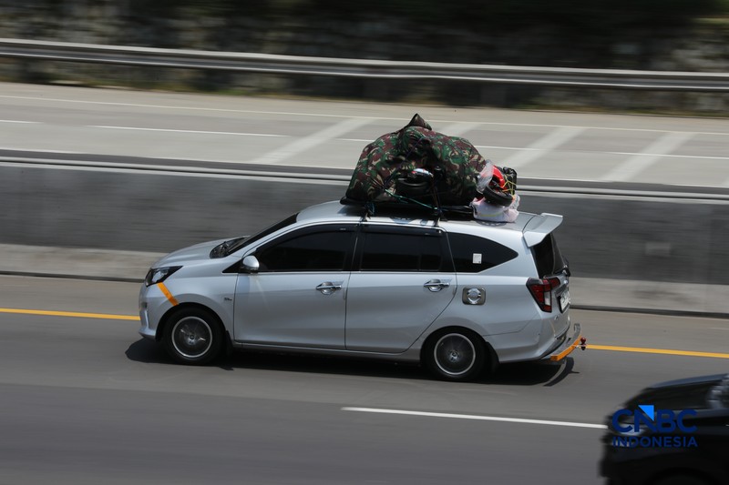 Memasuki H-5 Lebaran, arus mudik di Tol Jakarta-Cikampek (Japek) km 48, mulai menunjukkan peningkatan volume kendaraan yang signifikan, Selasa (17/3/2026) siang. (CNBC Indonesia/Tri Susilo)