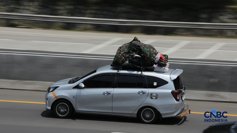 Memasuki H-5 Lebaran, arus mudik di Tol Jakarta-Cikampek (Japek) km 48, mulai menunjukkan peningkatan volume kendaraan yang signifikan, Selasa (17/3/2026) siang. (CNBC Indonesia/Tri Susilo)