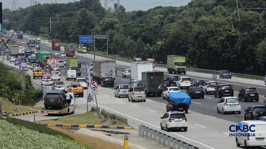 Memasuki H-5 Lebaran, arus mudik di Tol Jakarta-Cikampek (Japek) km 48, mulai menunjukkan peningkatan volume kendaraan yang signifikan, Selasa (17/3/2026) siang. (CNBC Indonesia/Tri Susilo)