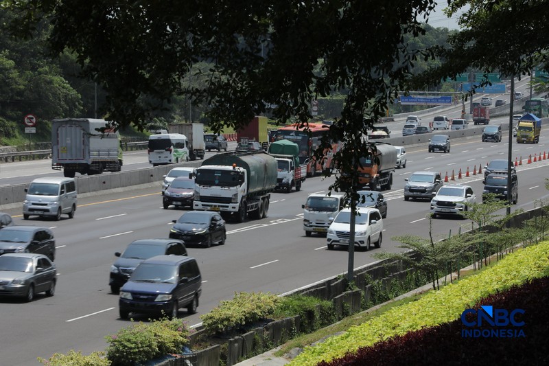 Memasuki H-5 Lebaran, arus mudik di Tol Jakarta-Cikampek (Japek) km 48, mulai menunjukkan peningkatan volume kendaraan yang signifikan, Selasa (17/3/2026) siang. (CNBC Indonesia/Tri Susilo)