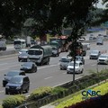 Memasuki H-5 Lebaran, arus mudik di Tol Jakarta-Cikampek (Japek) km 48, mulai menunjukkan peningkatan volume kendaraan yang signifikan, Selasa (17/3/2026) siang. (CNBC Indonesia/Tri Susilo)