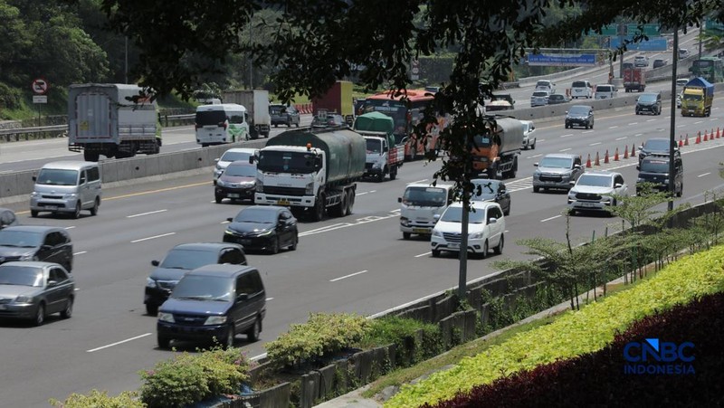 Memasuki H-5 Lebaran, arus mudik di Tol Jakarta-Cikampek (Japek) km 48, mulai menunjukkan peningkatan volume kendaraan yang signifikan, Selasa (17/3/2026) siang. (CNBC Indonesia/Tri Susilo)