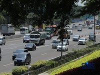 Memasuki H-5 Lebaran, arus mudik di Tol Jakarta-Cikampek (Japek) km 48, mulai menunjukkan peningkatan volume kendaraan yang signifikan, Selasa (17/3/2026) siang. (CNBC Indonesia/Tri Susilo)