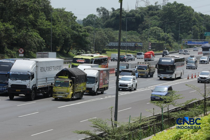 Memasuki H-5 Lebaran, arus mudik di Tol Jakarta-Cikampek (Japek) km 48, mulai menunjukkan peningkatan volume kendaraan yang signifikan, Selasa (17/3/2026) siang. (CNBC Indonesia/Tri Susilo)
