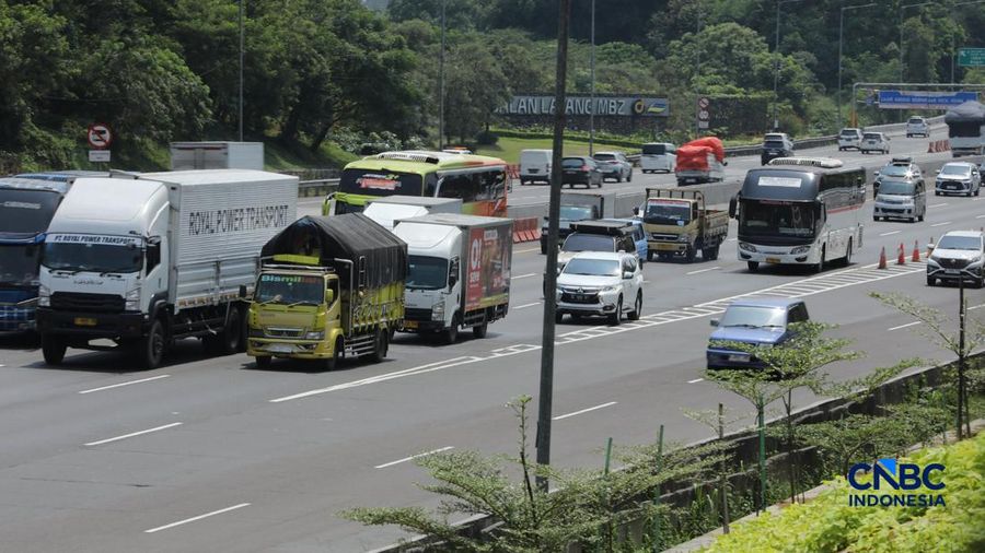 Memasuki H-5 Lebaran, arus mudik di Tol Jakarta-Cikampek (Japek) km 48, mulai menunjukkan peningkatan volume kendaraan yang signifikan, Selasa (17/3/2026) siang. (CNBC Indonesia/Tri Susilo)