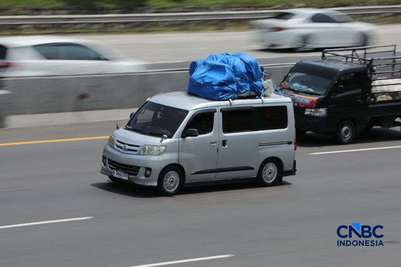 Memasuki H-5 Lebaran, arus mudik di Tol Jakarta-Cikampek (Japek) km 48, mulai menunjukkan peningkatan volume kendaraan yang signifikan, Selasa (17/3/2026) siang. (CNBC Indonesia/Tri Susilo)