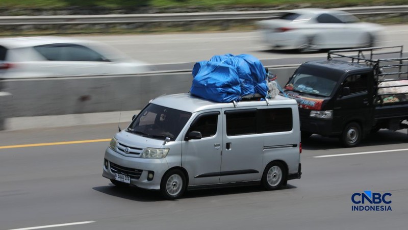 Memasuki H-5 Lebaran, arus mudik di Tol Jakarta-Cikampek (Japek) km 48, mulai menunjukkan peningkatan volume kendaraan yang signifikan, Selasa (17/3/2026) siang. (CNBC Indonesia/Tri Susilo)
