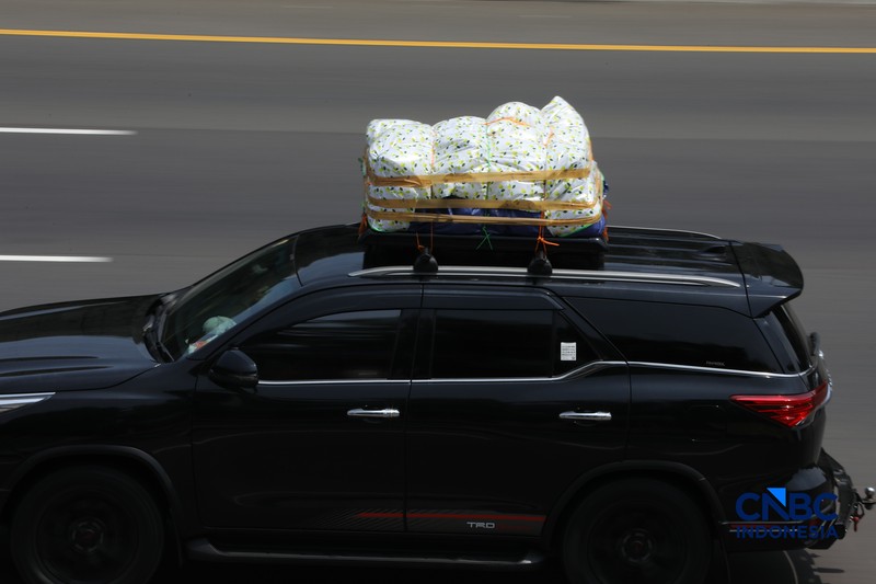 Memasuki H-5 Lebaran, arus mudik di Tol Jakarta-Cikampek (Japek) km 48, mulai menunjukkan peningkatan volume kendaraan yang signifikan, Selasa (17/3/2026) siang. (CNBC Indonesia/Tri Susilo)