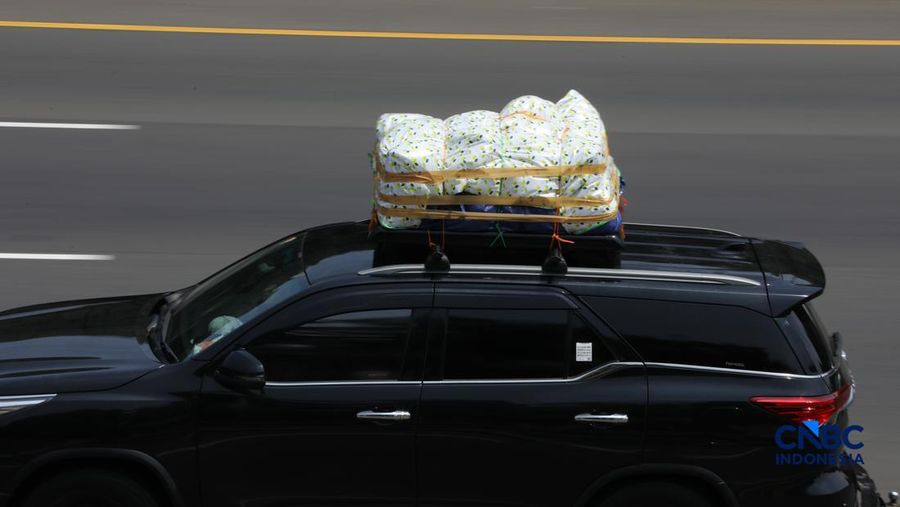 Memasuki H-5 Lebaran, arus mudik di Tol Jakarta-Cikampek (Japek) km 48, mulai menunjukkan peningkatan volume kendaraan yang signifikan, Selasa (17/3/2026) siang. (CNBC Indonesia/Tri Susilo)