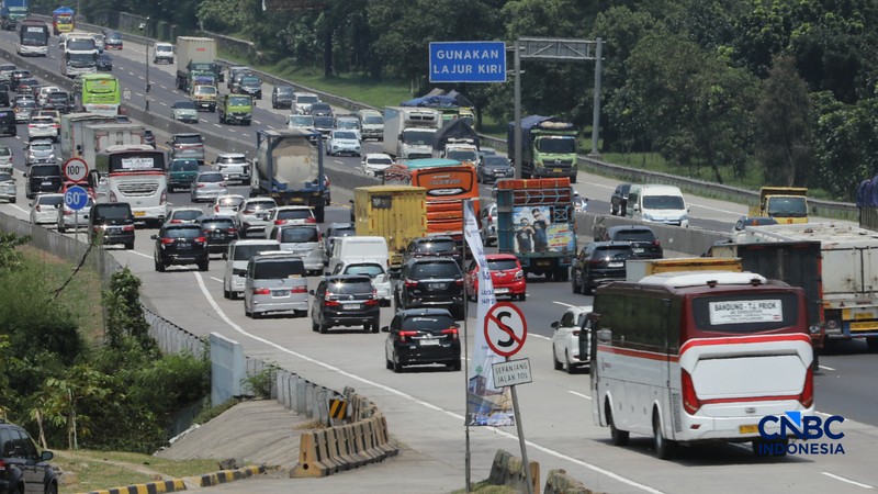 Memasuki H-5 Lebaran, arus mudik di Tol Jakarta-Cikampek (Japek) km 48, mulai menunjukkan peningkatan volume kendaraan yang signifikan, Selasa (17/3/2026) siang. (CNBC Indonesia/Tri Susilo)