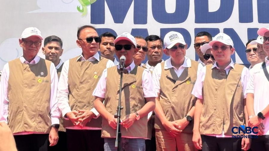 Menteri ESDM, Bahlil Lahadalia melepas peserta mudik bersama Kementerian ESDM di Jakarta, Selasa (17/3/2026). (CNBC Indonesia/Firda Dwi Muliawati)