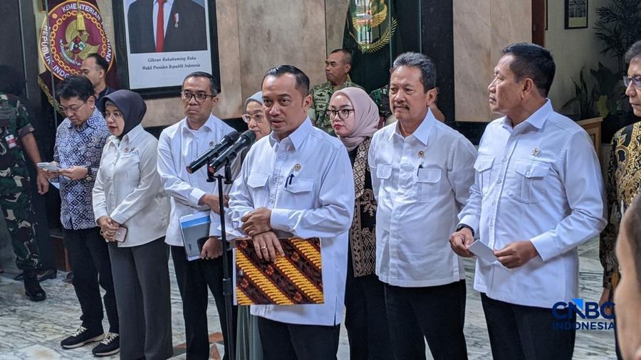 Menteri Sekretaris Negara Prasetyo Hadi menjabarkan hasil rapat dengan beberapa menteri dan kepala lembaga di Kantor Kementerian Pertahanan, Selasa (17/3/2026). (CNBC Indonesia/Emir Yanwardhana)