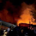 Orang-orang berkumpul di dekat lokasi yang menurut pemerintah Taliban Afghanistan merupakan serangan udara Pakistan terhadap rumah sakit rehabilitasi pengguna narkoba di Kabul, Afghanistan, Senin (16/3/2026). (Handout via REUTERS)
