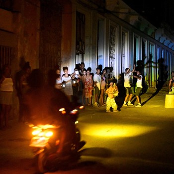 Potret Negara Chaos! Gelap Gulita di Bawah Bayang-Bayang Ancaman AS