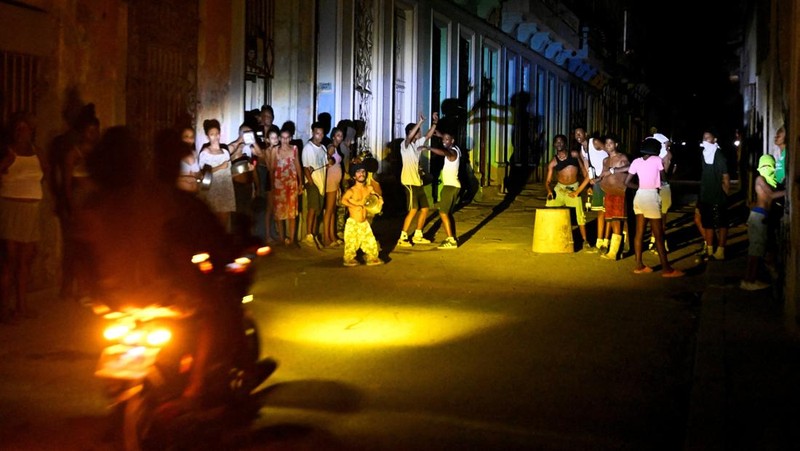 Orang-orang berkumpul di jalan saat terjadi pemadaman listrik ketika jaringan listrik nasional Kuba runtuh, menurut operator jaringan listrik negara itu, menyebabkan sekitar 10 juta orang tanpa aliran listrik di tengah blokade minyak yang diberlakukan AS, di Havana, Kuba, 16 Maret 2026. (REUTERS/Norlys Perez)