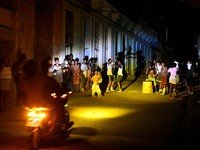 Potret Negara Chaos! Gelap Gulita di Bawah Bayang-Bayang Ancaman AS